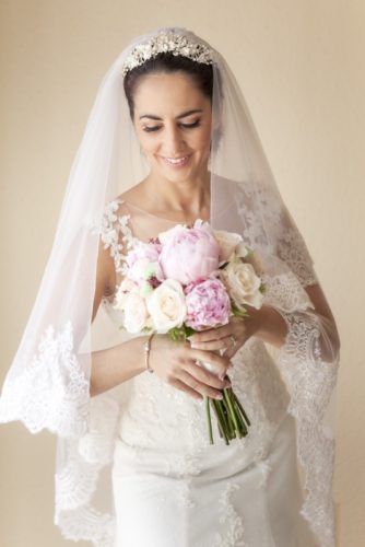 fotos de boda en casa de la novia con ramo de flores